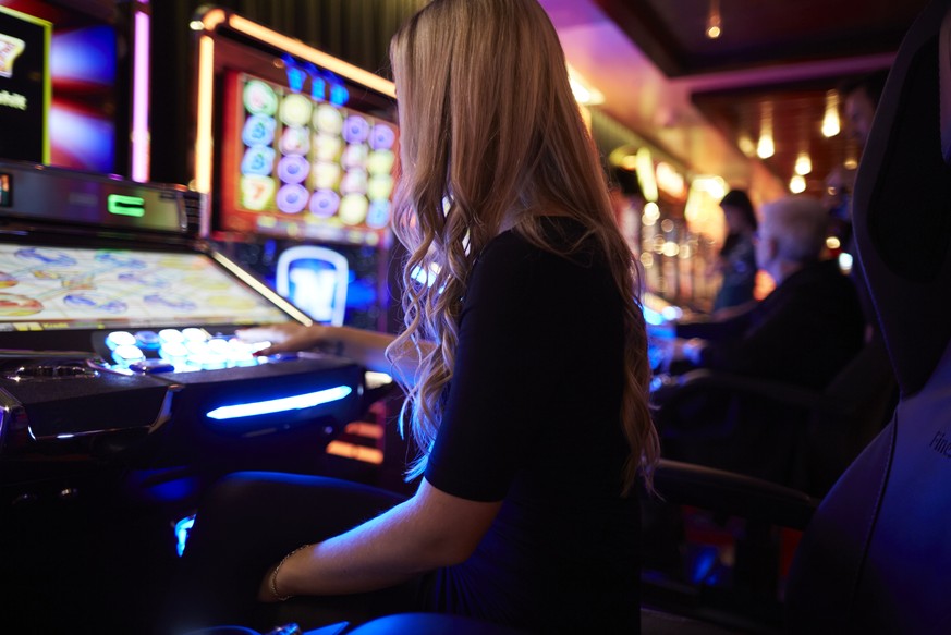 ARCHIVBILD ZUR MK DES BUNDESRATES UEBER DAS GELDSPIELGESETZ, AM MONTAG, 12. MAERZ 2018 - [Staged Picture / Gestellte Aufnahme] A woman plays at a slot machine at the Swiss Casino Zuerich in Zurich, Sw ...