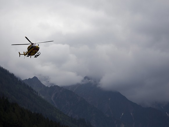 Ein französischer Rettungshelikopter unterwegs in den Alpen bei Chamonix. (Archivbild)