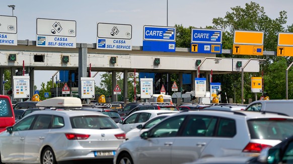 Autostrada, Italy - June 15, 2025: Italian toll booth with waiting vehicles: cars jam in front of the barriers, while various lanes for card payment and self-service are visible. Typical scene on busy ...
