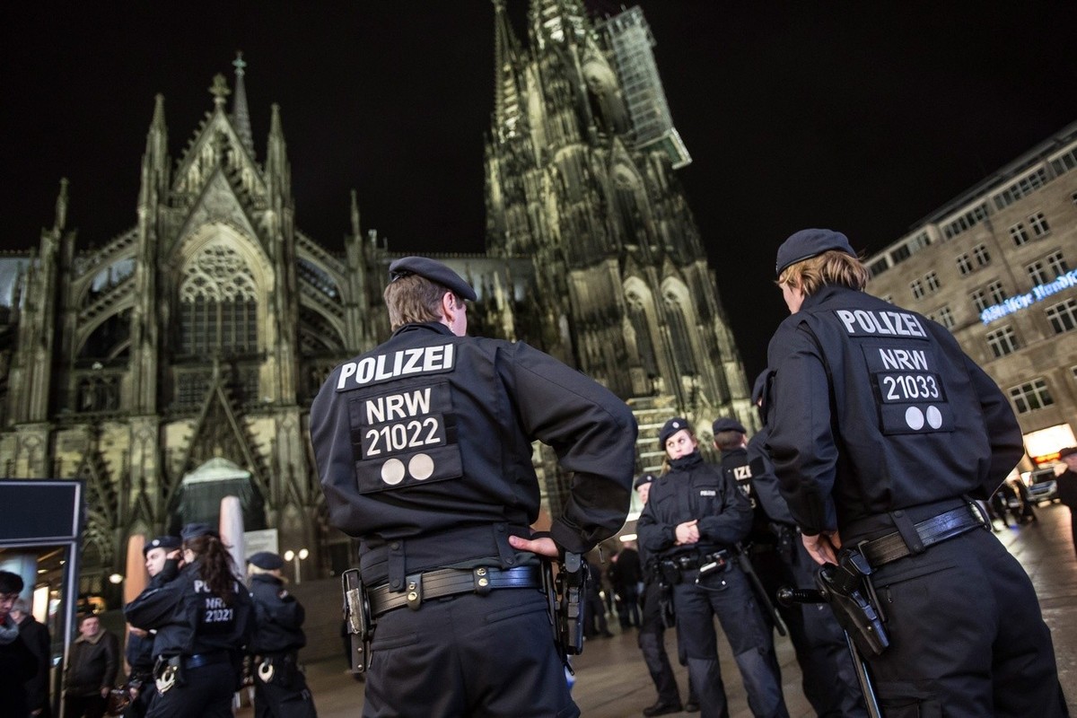 epa05096067 Police forces guard the area around the Cathedral in Cologne, Germany 10 January 2016. Police presence was beefed up in consequence to the New Year's Eve's attacks. The number of ...