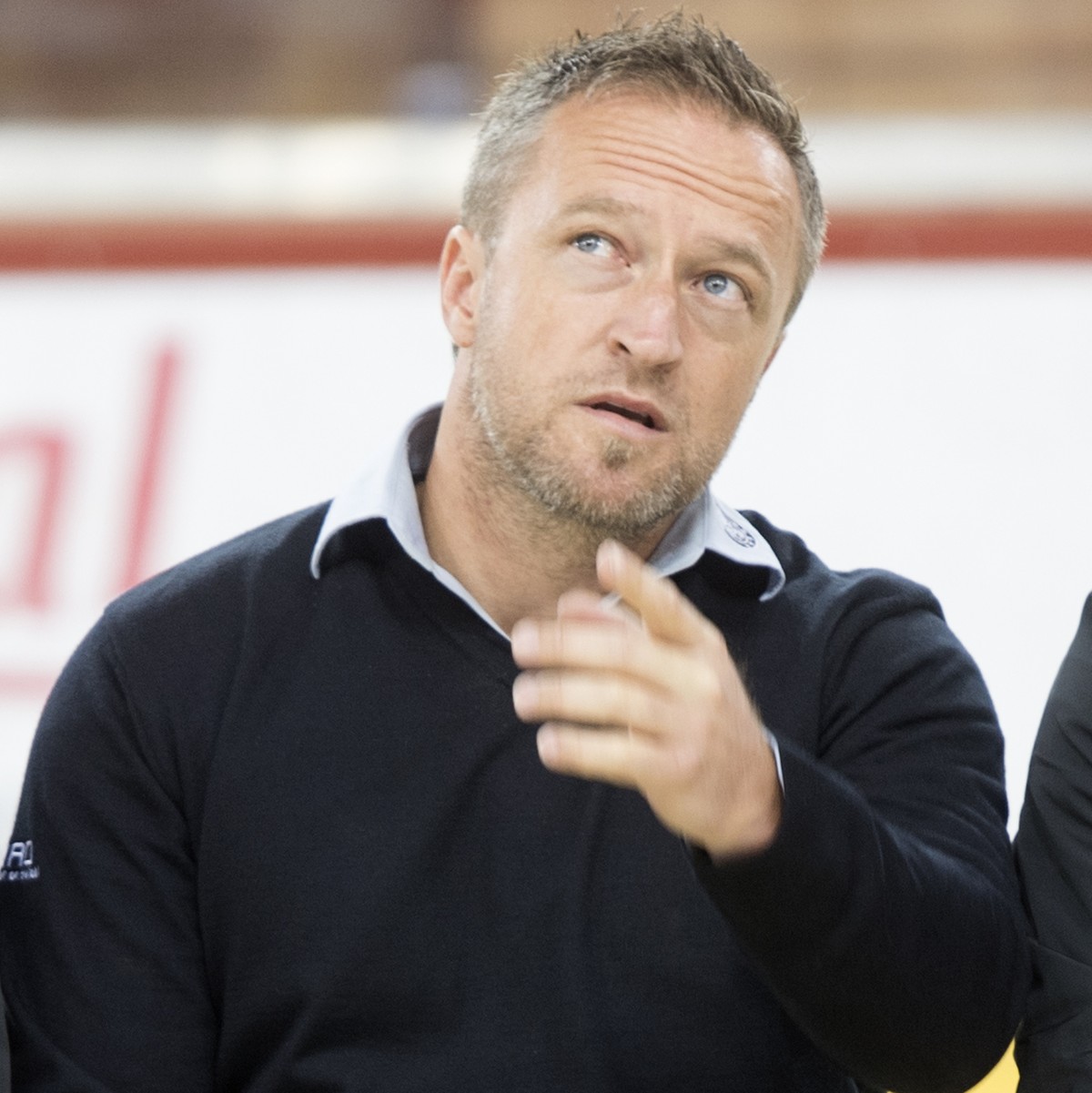 Tigers Sportchef Joerg Reber, links, im Gespraech mit Head Coach Scott Beattie, anlaesslich des Fototermins der SCL Tigers, am Dienstag 9.August 2016 in der Ilfishalle in Langnau. (KEYSTONE/Marcel Bie ...