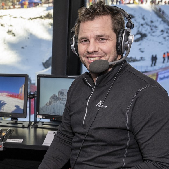 Stefan Hofmaenner, SRF-Moderator, links, und der ehemalige Skirennfahrer und SRF Co-Moderator Beat Feuz, sitzen in der Uebertragungskabine im Zielraum, am Donnerstag, 11. Januar 2023, in Wengen. (KEYS ...