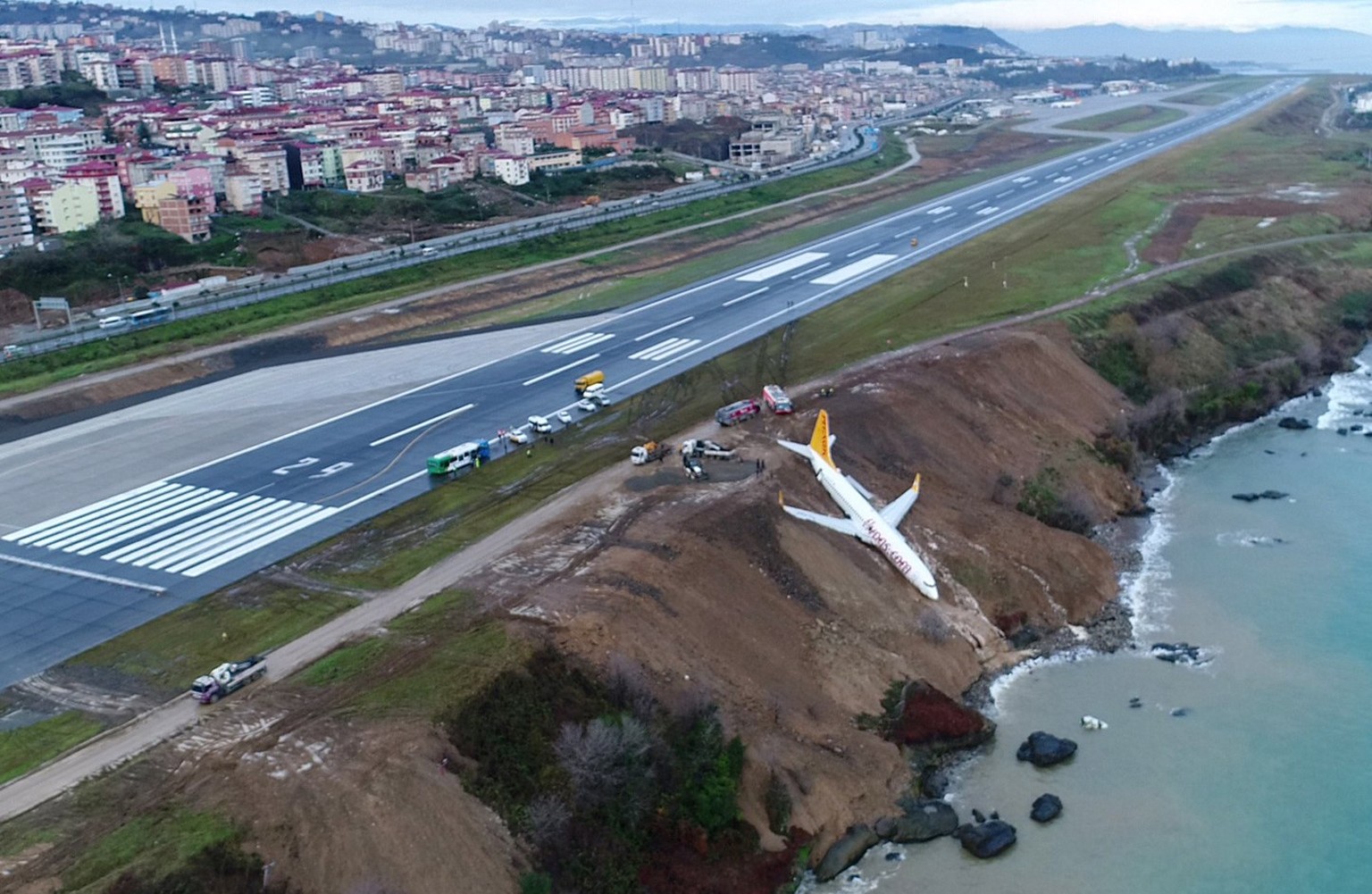 epa06437531 A Boeing 737-800 passenger plane of Pegasus Airlines sits on a cliff crashed after going off the runway at Trabzon Airport in Trabzon, Turkey, 14 January 2018. According to reports, the ai ...