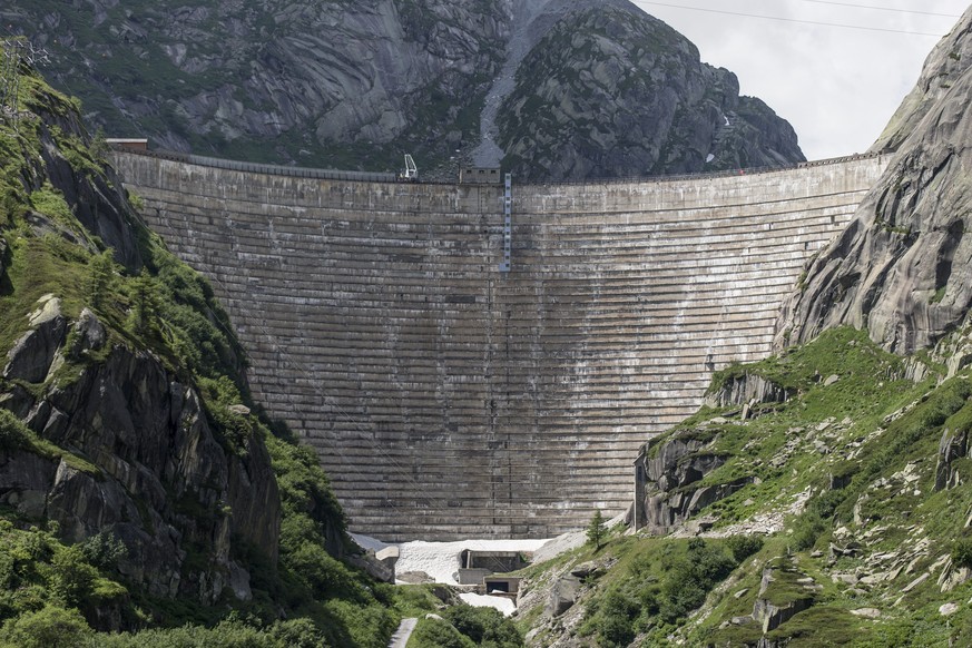 ARCHIVBILD ZUR BERATUNG DES BUNDESGERICHTS UEBER DIE VERGROESSERUNG DES GRIMSELSTAUSEES, AM MITTWOCH, 5. APRIL 2017 - Die Staumauer beim Grimselsee, am Donnerstag, 25. Juli 2013. (KEYSTONE/Peter Klaun ...