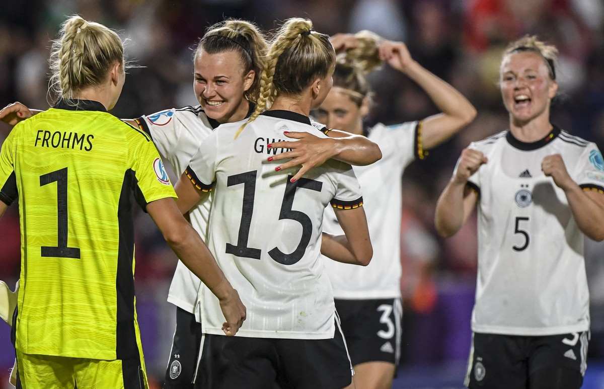 epa10067770 Players of Germany celebrate after winning the UEFA Women's EURO 2022 group B soccer match between Germany and Spain in London, Britain, 12 July 2022. EPA/Neil Hall