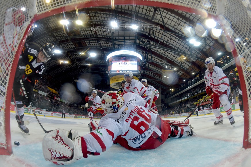 Berns Cory Conacher, links, im Duell mit Lakers Torhueter Melvin Nyffeler, im Eishockey Meisterschaftsspiel der National League zwischen dem SC Bern und SC Rapperswil-Jona Lakers, am Freitag, 1. Oktob ...