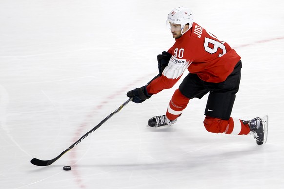 ARCHIV -- ZUM START DER EISHOCKEY WM AM FREITAG, 10. MAI 2019, STELLEN WIR IHNEN FOLGENDES BILDMATERIAL ZUR VERFUEGUNG  Switzerland&#039;s defender Roman Josi controls the puck, during the IIHF 2018  ...