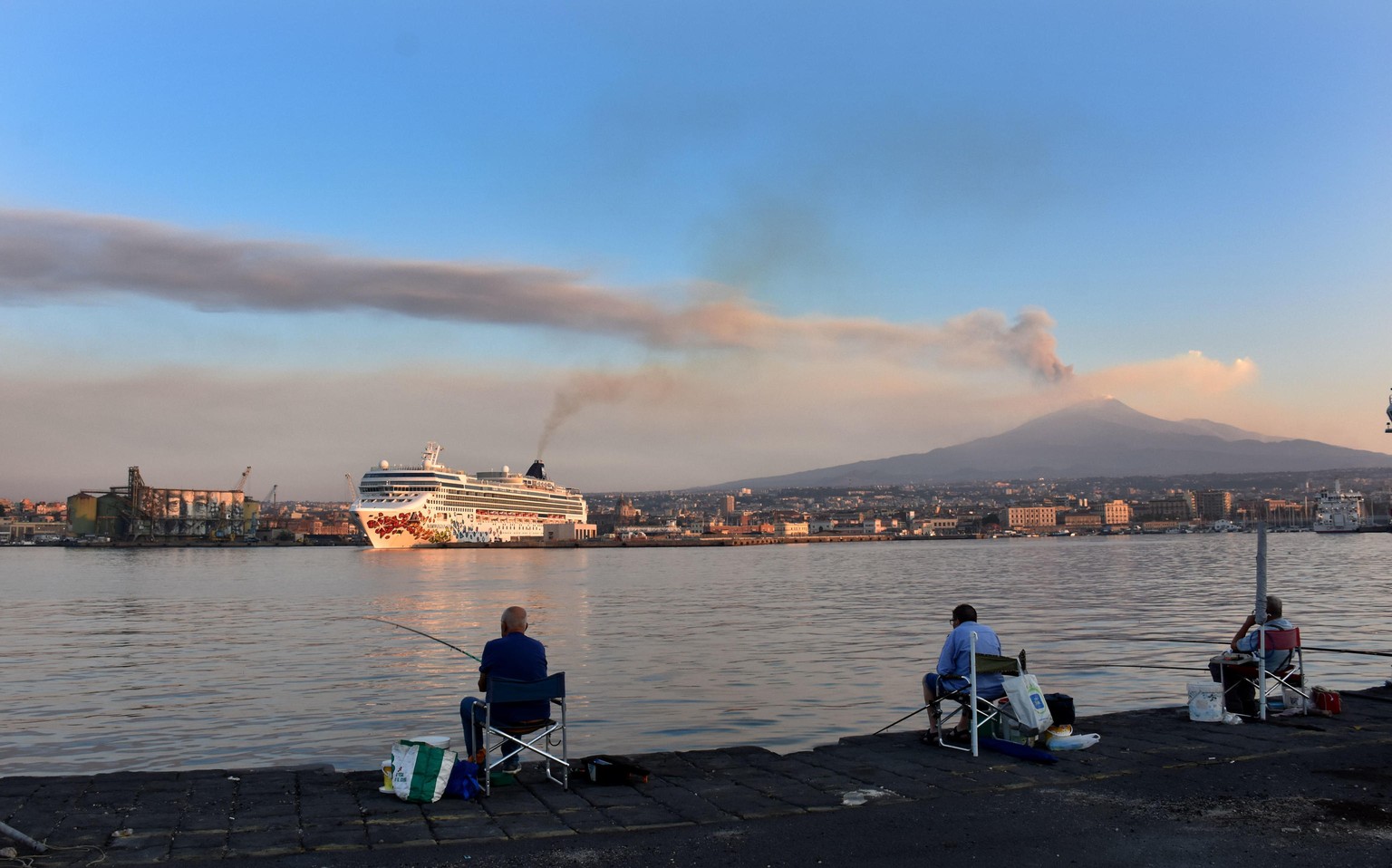 epaselect epa13160811 A plume of ash and smoke billows from Mount Etna, seen from Catania, Sicily, Italy, 11 August 2026. The volcanic activity caused the suspension of all flights arriving at and dep ...
