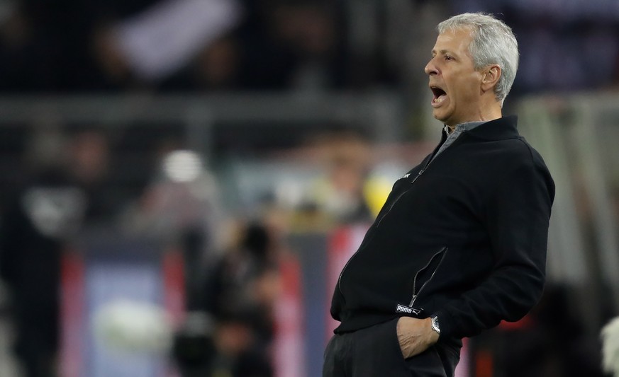 epa07021176 Dortmund&#039;s head coach Lucien Favre gives advise during the German Bundesliga soccer match between Borussia Dortmund and Eintracht Frankfurt in Dortmund, Germany, 14 September 2018. EP ...