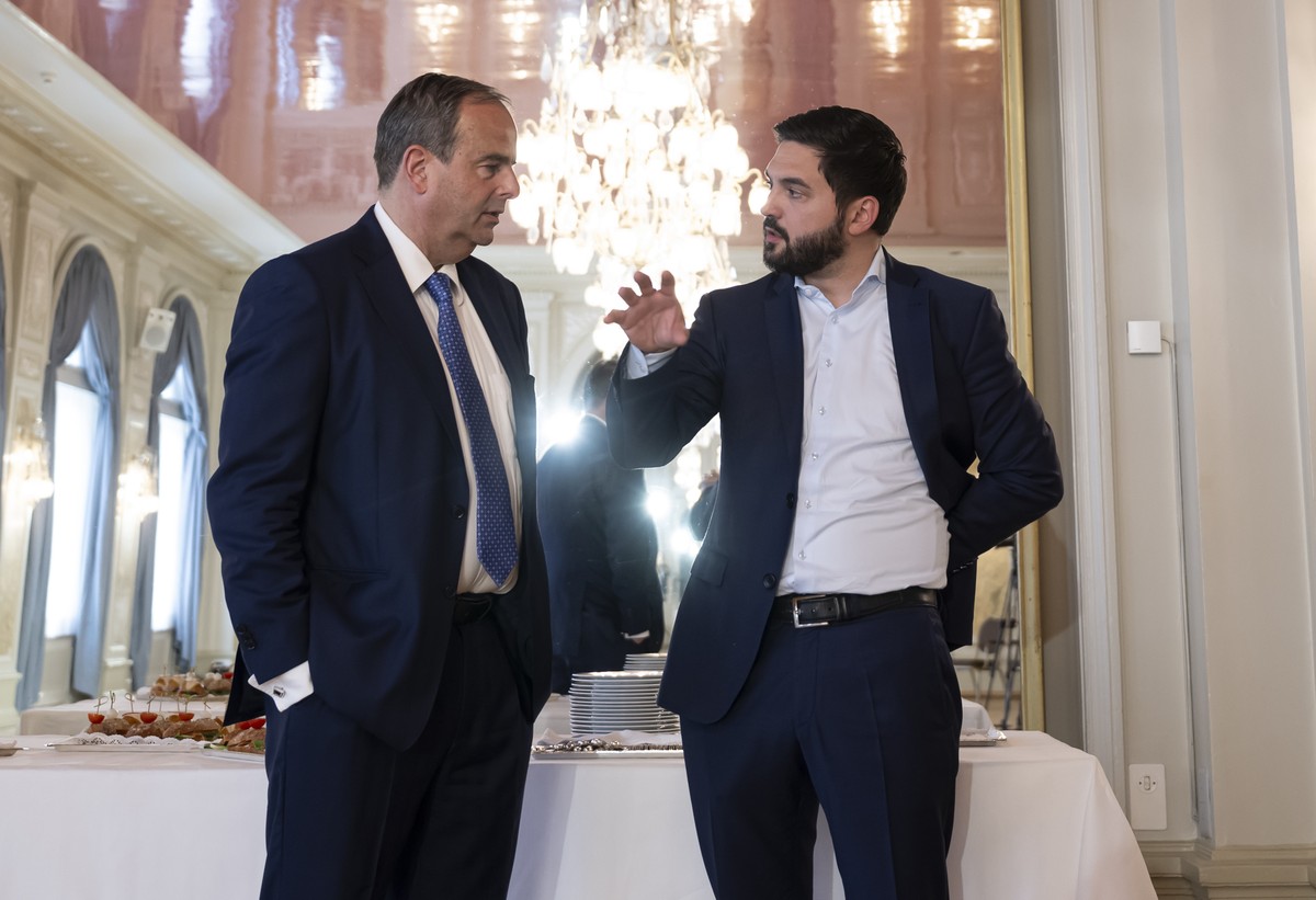 Die Mitte Parteipraesident und Nationalrat Gerhard Pfister, Mitte-ZG, links, und SP Co-Parteipraesident und Nationalrat Cedric Wermuth, SP-AG, rechts, sprechen kurz vor der Elefantenrunde von Blick TV ...