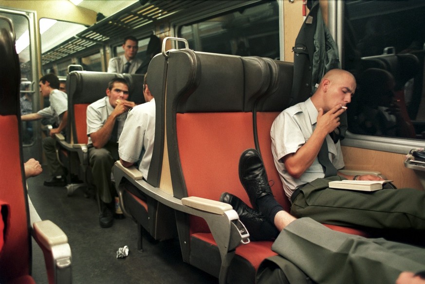 Rekruten sitzen im Raucherabteil eines Zuges, aufgenommen am 26. August 2003. (KEYSTONE/Martin Ruetschi) === , === : Film]