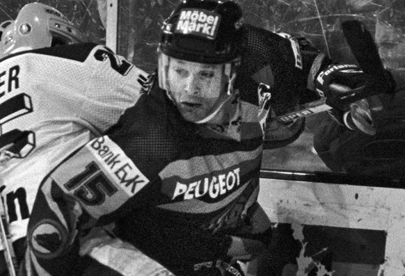 Alan Haworth, rechts, kanadischer Eishockey-Profi im Dress des SC Bern, in Aktion gegen Mueller in einem Nationalliga-A-Spiel, aufgenommen im Januar 1992 in Bern. Haworth spielte in der Saison 1989/90 ...