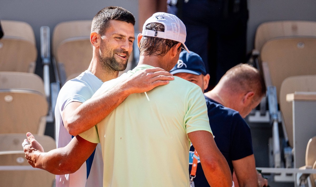 Roland Garros 2024 - Rafael Nadal Meets Novak Djokovic - Paris Spain s Rafael Nadal and Serbia s Novak Djokovic hug / hold each other during a practice session during the French Open tennis tournament ...