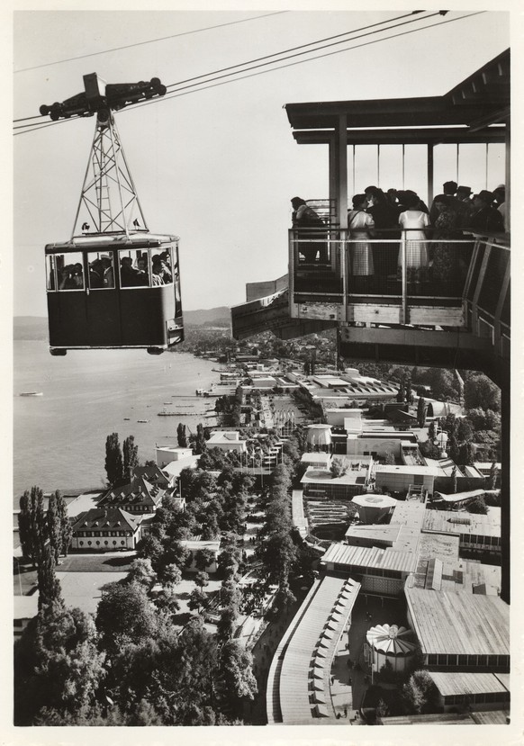 Seilbahnturm in Wollishofen, hoch über der Landi-Wiese, 1939.&nbsp;Eine Fahrt kostete für einen Erwachsenen 1.50 Franken – mehr als der Stundenlohn eines Fabrikarbeiters. Kinder bezahlten die Hälfte.& ...