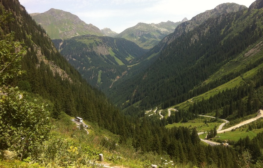 Die Silvretta-Hochalpenstrasse führt landschaftlich wunderschön durch die Alpen.