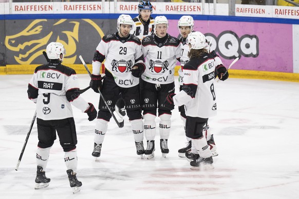 Lausannes Spieler feiern den Treffer zum 1-2 im Spiel der Eishockey National League zwischen HC Ajoie, HCA, und Lausanne HC, LHC, vom Dienstag, 30. September 2025 in Raiffeisen Arena in Pruntrut. (KEY ...