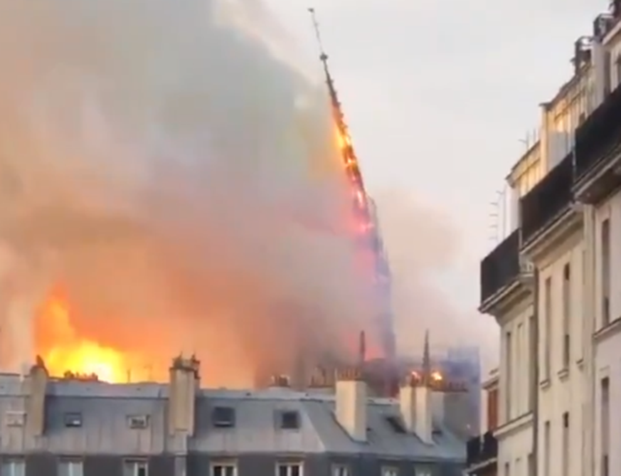 Der Turm stürzte kurz vor 20 Uhr ein.