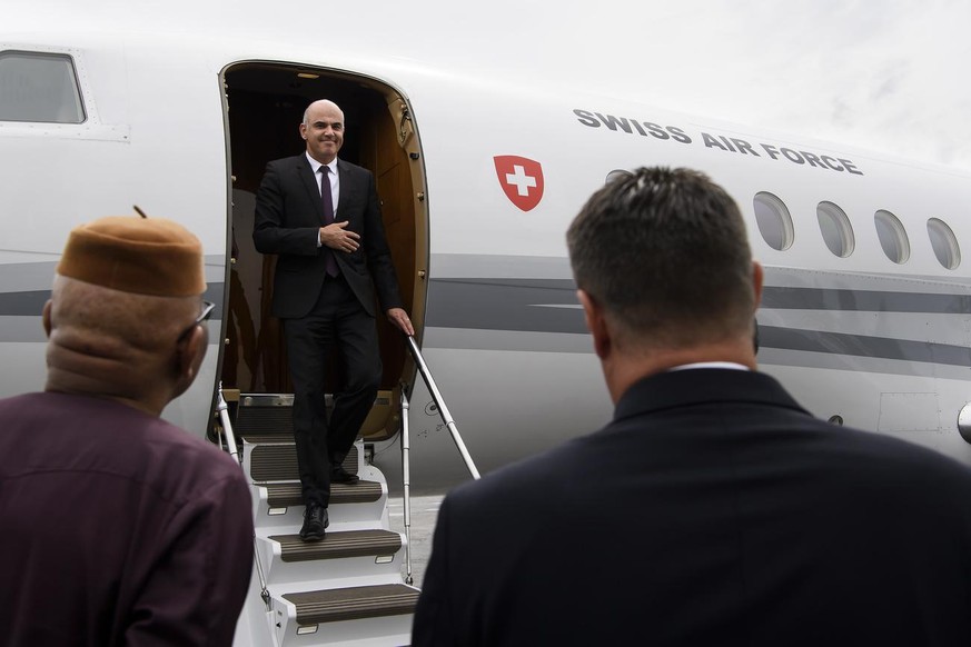 Bundesrat Alain Berset, als er den Bundesratsjet bei einem Besuch in der Zentralafrikanischen Republik verlässt. Der Fotograf der Bildagentur war selbst im Jet mitgeflogen.