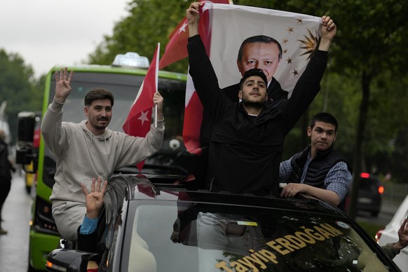 Supporters of the President Recep Tayyip Erdogan celebrate outside AK Party offices in Istanbul, Turkey, Sunday, May 28, 2023. Erdogan takes lead in unofficial count in Turkey&#039;s presidential runo ...
