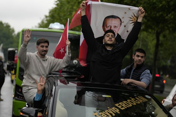 Supporters of the President Recep Tayyip Erdogan celebrate outside AK Party offices in Istanbul, Turkey, Sunday, May 28, 2023. Erdogan takes lead in unofficial count in Turkey's presidential runo ...