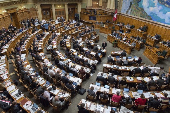 Die Sitzung der Vereinigten Bundesversammlung bei der Gesamterneuerungswahl des Bundesgerichts am Mittwoch, 24. September 2014, im Nationalrat in Bern. (KEYSTONE/Lukas Lehmann)