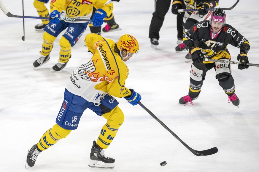 Davos&#039; PostFinance Top Scorer Matej Stransky, links, gegen Ajoies Ian Derungs, rechts, beim Eishockey-Qualifikationsspiel der National League zwischen dem HC Ajoie und dem HC Davos in der Raiffei ...