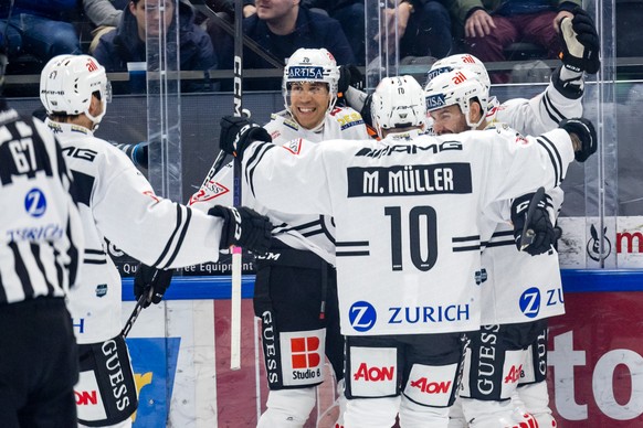 Die Spieler vom HC Lugano bejubeln das Tor zum 0:2 im Eishockey Qualifikationsspiel der National League zwischen dem EV Zug und dem HC Lugano am Dienstag, 29. November 2022 in der Bossard Arena in Zug ...