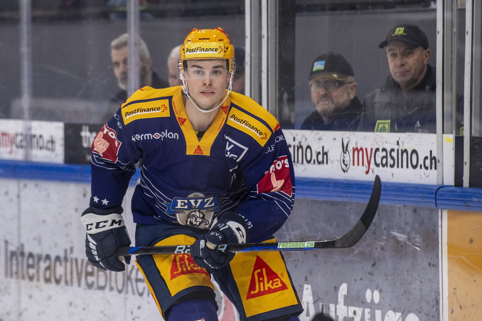 Der PostFinance Top Scorer Gregory Hofmann von Zug beim Eishockey Meisterschaftsspiel der National League zwischen dem EV Zug und den ZSC Lions am Freitag, 13. Januar 2023 in Zug. (PostFinance/KEYSTON ...