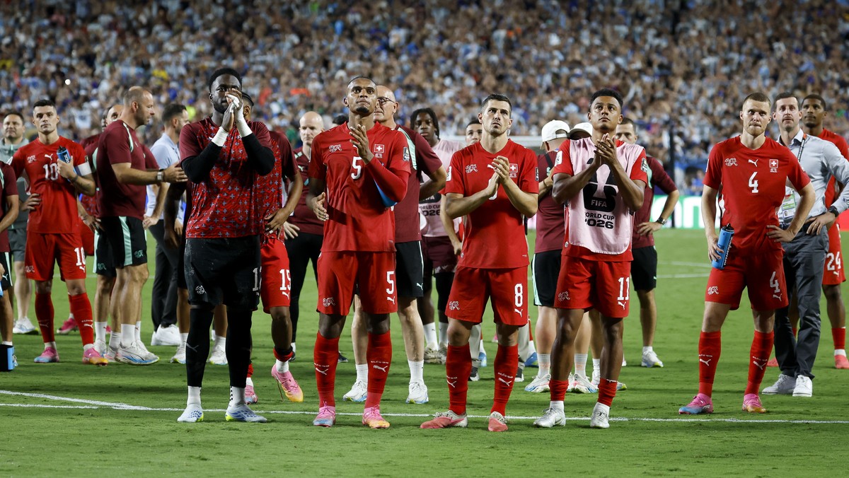 epa13106504 Players of Switzerland look disappointed as they greet their supporters after losing the FIFA World Cup 2026 quarterfinals match Argentina vs Switzerland, in Kansas City, Missouri, USA, 11 ...