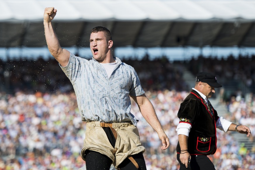 Armon Orlik, jubelt nach seinem Sieg gegen Kilian Wenger, am Eidgenoessischen Schwing- und Aelplerfest (ESAF) Estavayer2016 in Payerne, am Samstag, 27. August 2016. (KEYSTONE/Jean-Christophe Bott)