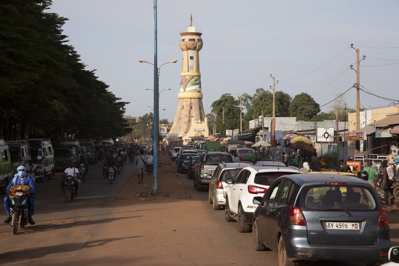 epa10214547 Vehicles move on a street in central Bamako, Mali, 29 September 2022. An Economic Community of West African States (ECOWAS) delegation visited Bamako 29 September 2022 in an effort to medi ...