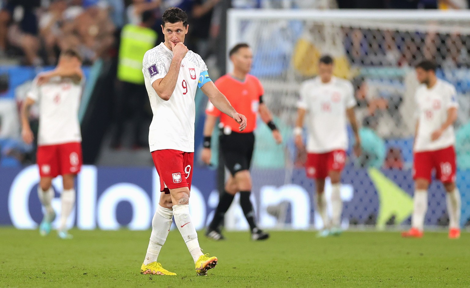 epa10340065 Poland&#039;s captain Robert Lewandowski (C) and teammates react after Argentina scored during the FIFA World Cup 2022 group C soccer match between Poland and Argentina at Stadium 947 in D ...