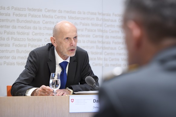 Daniel Koch, Delegierter des BAG fuer COVID-19, links, spricht an der Seite von Raynald Droz, Brigadier, Stabschef Kommando Operationen VBS, rechts, waehrend einer Medienkonferenz zur Situation des Co ...
