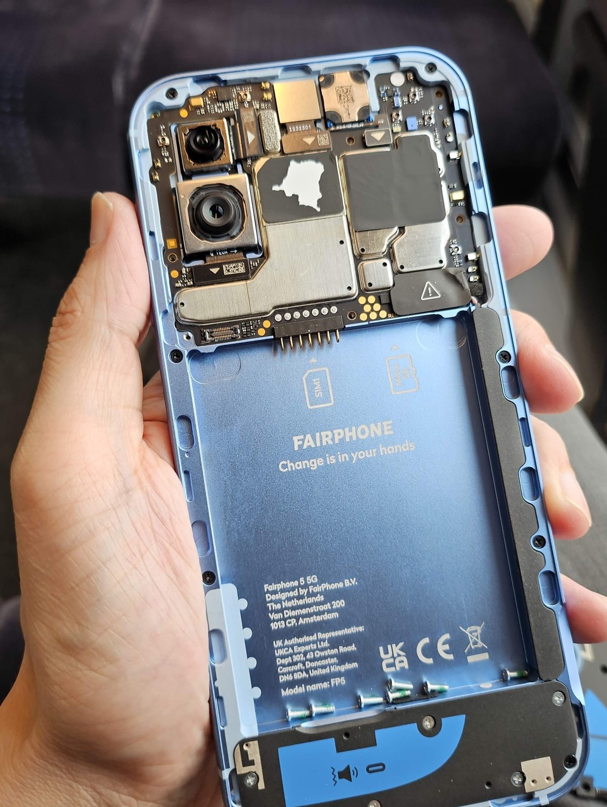 Das Fairphone 5 kostet rund 600 Franken. Es ist ab dem 14. September 2023 im Handel. Das Android-Smartphone soll 10 Jahre Updates erhalten.