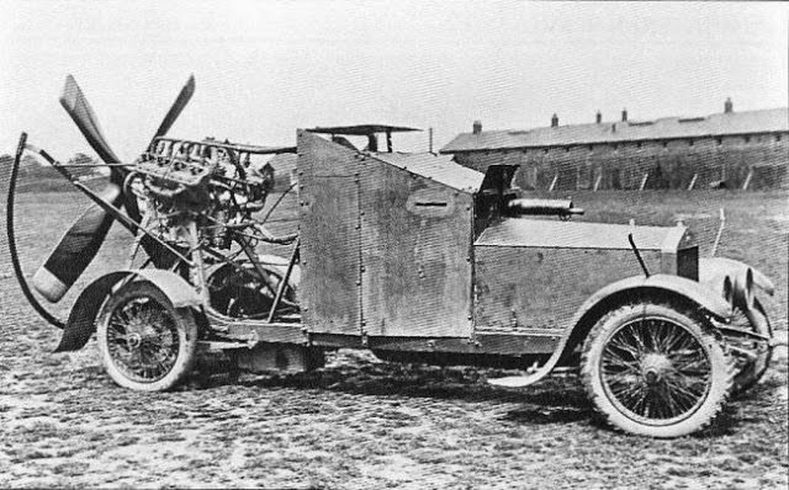 The Sizaire-Berwick armoured Car in France in 1915. 
http://www.cappittomihai.com/tag/macchina-vecchia/