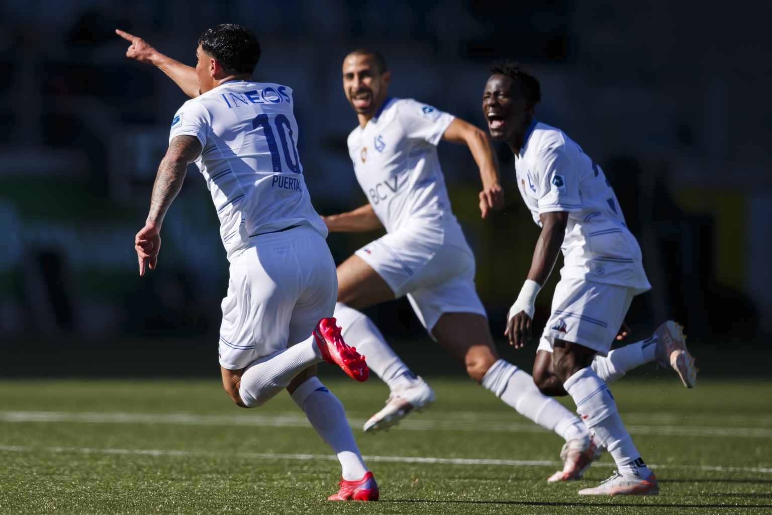 Le milieu lausannois Cameron Puertas, gauche, celebre son but lors de la rencontre de football de Super League entre FC Lausanne-Sport, LS, et Grasshopper Club Zuerich, GC, ce dimanche 17 octobre 2021 ...