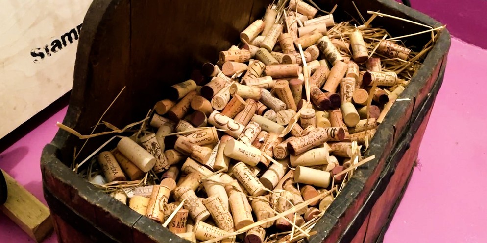 BärnToday ist zu Besuch im Kunden-Weinlager der Weinkellerei Stämpfli in Laupen.