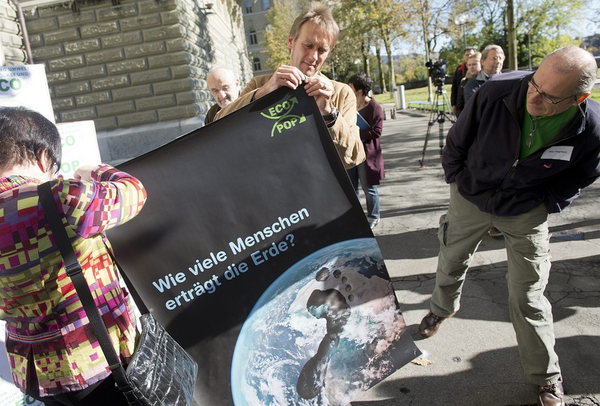 Ecopop-Mitglieder bei der Einreichung der Initiative.