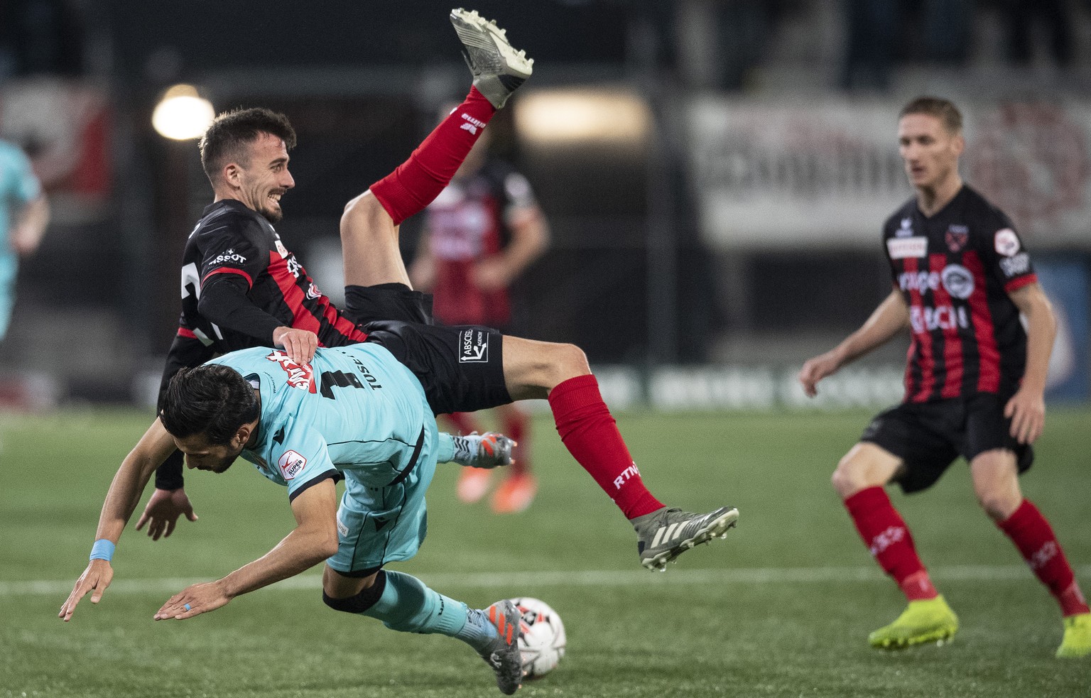 Neuenburgs Arbenit Xhemajli, oben, im Duell mit Thuns Matteo Tosetti im Fussball Meisterschaftsspiel der Super League zwischen Neuchatel Xamax FCS und dem FC Thun, am Samstag, 9. November 2019, im Sta ...