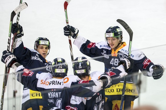 Jubel bei Zugs Reto Suri, Zugs Johan Morant, Zugs Raphael Diaz und Zugs Carl Klingberg, von links, nach dem Tor zum 1-0 beim Eishockeyspiel der National League zwischen dem EV Zug und den ZSC Lions, a ...