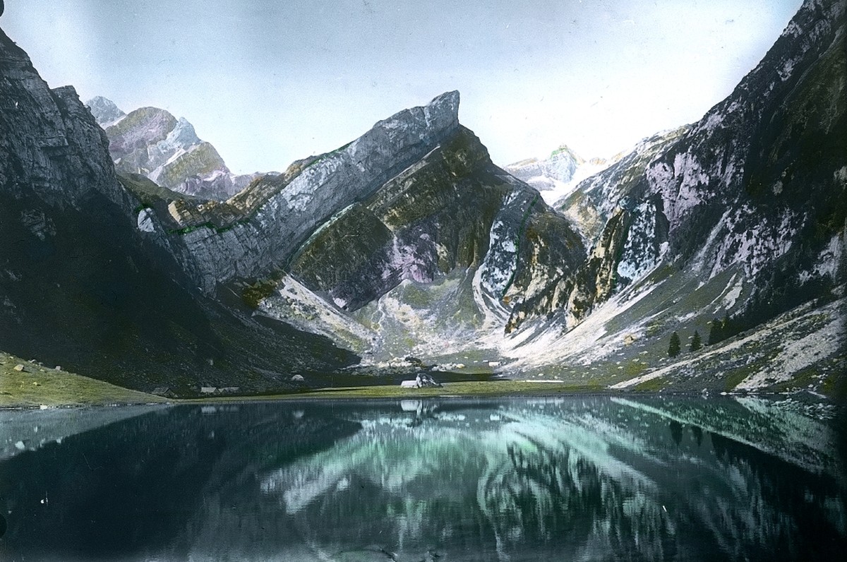 Fotograf:
Heim, Arnold 
Titel:
Seealpsee-Rossmad-Säntis 
Beschreibung:
See mit Bergblick 
Datierung:
1906