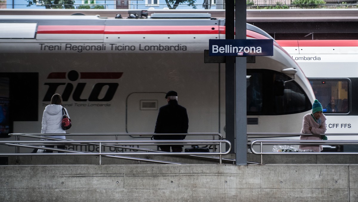 Ein Zug der TILO im neue Bahnhof "Portal del Ticino" in Bellinzona, fotografiert anlaesslich der offiziellen Einweihung am Freitag, 14. Oktober 2016. Nach der Inbetriebnahme des Gotthard-Bas ...