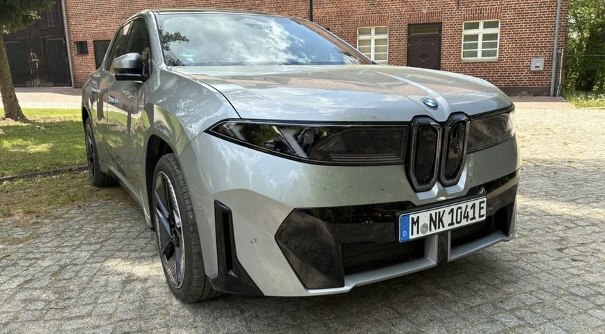 Der Testwagen: Die BMW-Niere ist wieder kleiner; wuchtig ist die Frontpartie dennoch.
