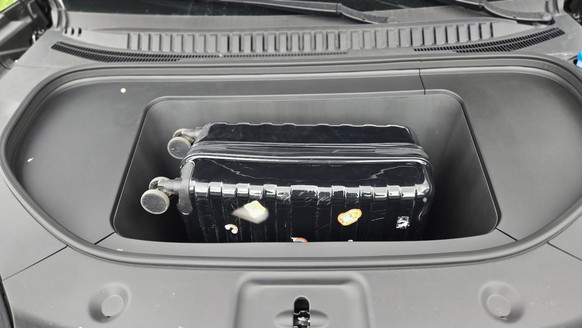 Im Frunk hat locker ein Standard-Handgepäck Platz.