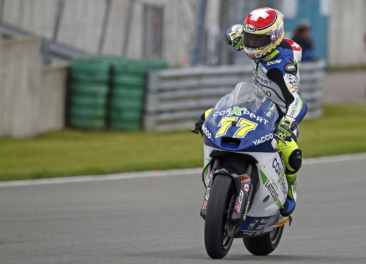 Ein Bild fürs Privatarchiv: Aegerter bejubelt seinen ersten GP-Sieg vor Monatsfrist in Deutschland.