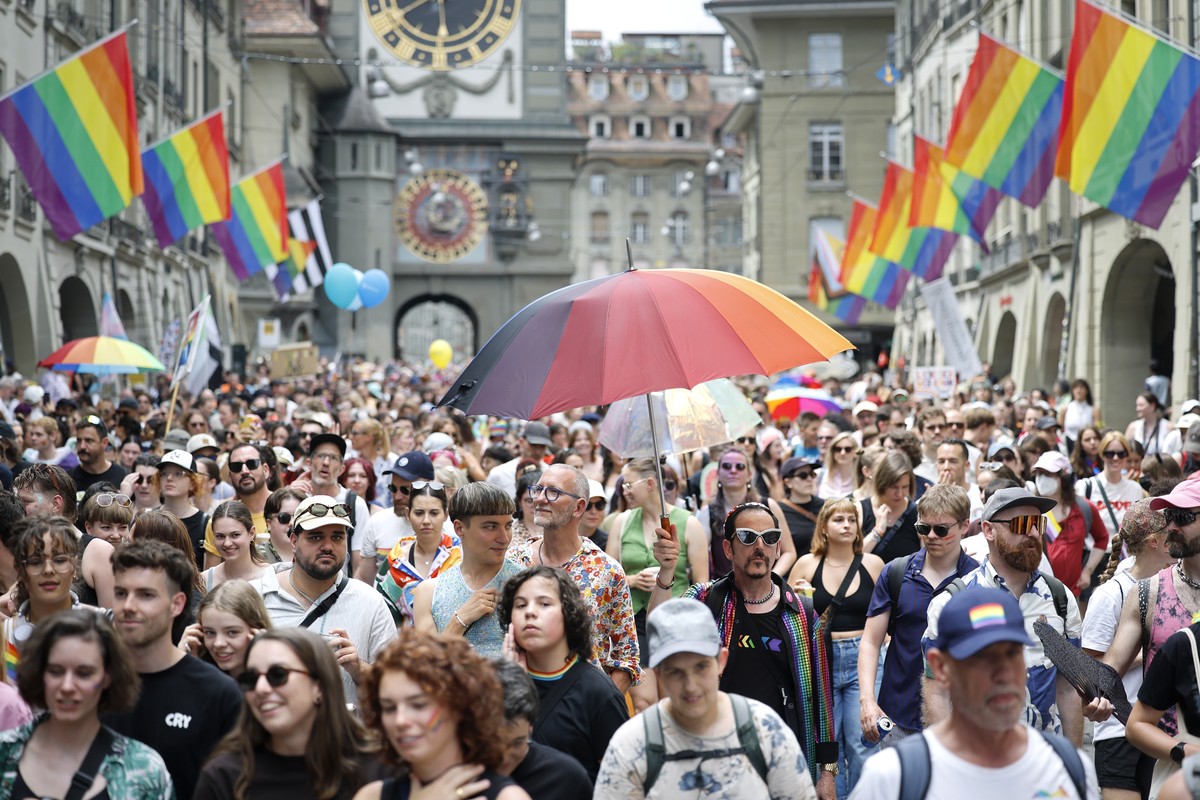 KEYPIX - People take part in a pride parade in Bern, Switzerland, Saturday, July 25, 2026. (KEYSTONE/Peter Klaunzer)