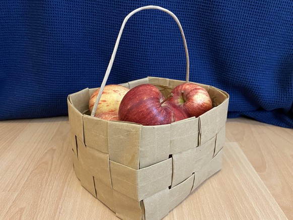 Die fertige Früchteschale aus alten Tragtaschen.