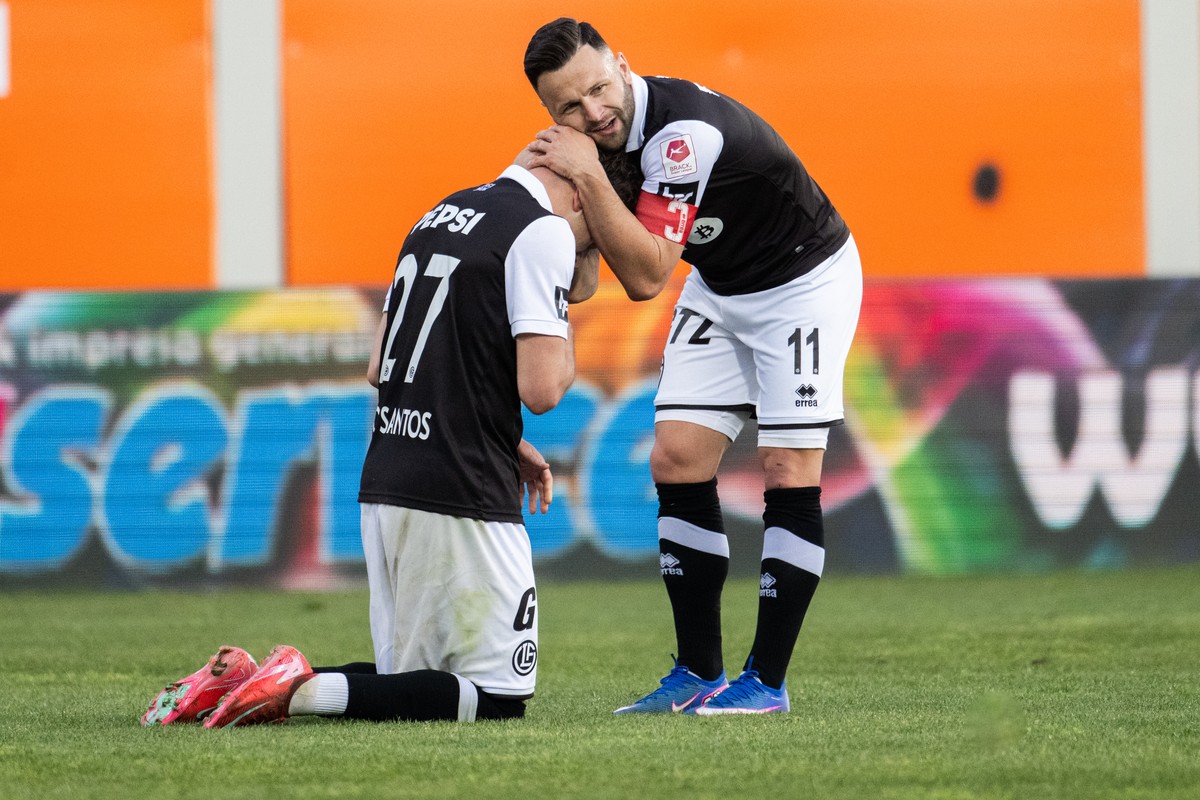 Daniel Dos Santos (LUG), left, celebrate the 1 - 0 goal with Renato Steffen (LUG), right, during the Super League soccer match FC Lugano against FC Thun, at the Cornaredo Stadium in Lugano, Saturday,  ...