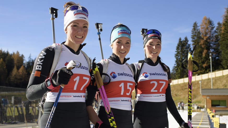 Die Schweizer Biathletinnen Selina, Elisa und Aita Gasparin, von links, aufgenommen im Rahmen eines Trainings des Swiss-Ski Biathlon-Team, am Dienstag, 1. November 2016, in Lenzerheide. (KEYSTONE/Gian ...