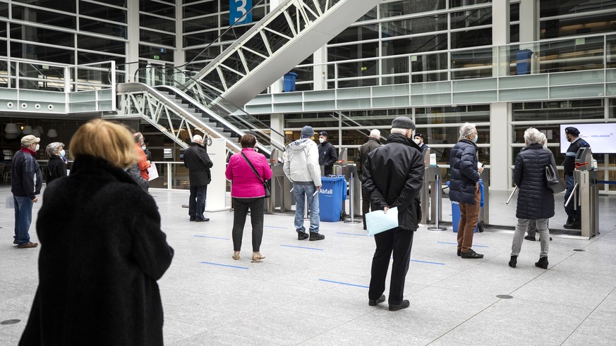 Menschen stehen in der Warteschlange vor dem groessten Impfzentrum des Kantons Zuerich, dem Covid-19-Impfzentrum Messe Zuerich, am Dienstag, 6. April 2021. Das Impfzentrum nimmt am 6. April seinen Bet ...